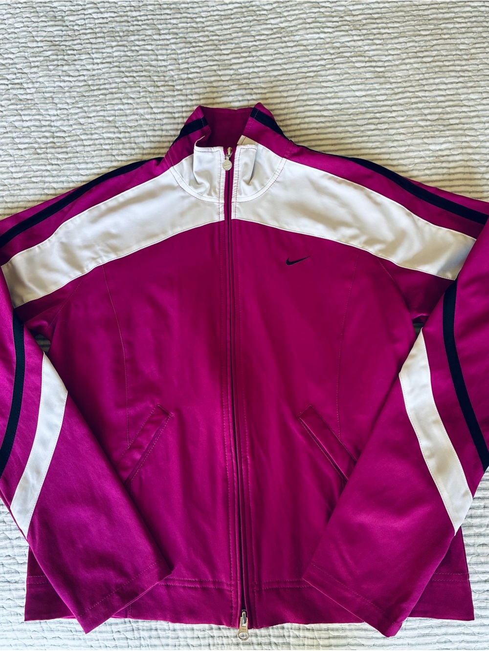 Nike Medium Women’s Pink/Fuchsia Workout Athletic Jacket with B/W Accents.